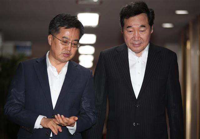 <YONHAP PHOTO-1742> 대화하는 이낙연 총리와 김동연 부총리 (서울=연합뉴스) 김승두 기자 = 이낙연 국무총리와 김동연 부총리 겸 기재부 장관이 18일 오전 서울 세종로 정부서울청사에서 열린 국무회의장으로 이동하며 대화하고 있다. 2017.7.18 kimsdoo@yna.co.kr/2017-07-18 08:27:23/ <저작권자 ⓒ 1980-2017 ㈜연합뉴스. 무단 전재 재배포 금지.>