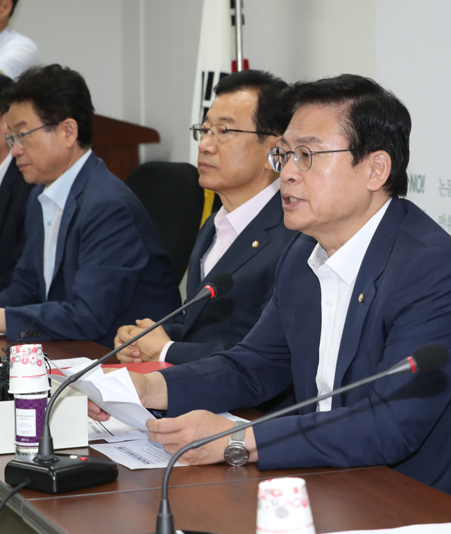 자유한국당 정우택 원내대표가 18일 오전 국회에서 열린 원내대책회의에 발언하고 있다.[사진제공=연합뉴스]
자유한국당 정우택 원내대표가 18일 오전 국회에서 열린 원내대책회의에 발언하고 있다.[사진제공=연합뉴스]