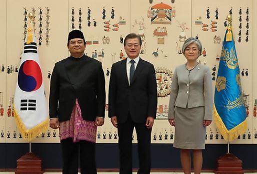 South Korean President Moon Jae-in (C) and Foreign Minister Kang Kyung-wha (R) take a picture with Indonesia's new ambassador to Seoul after a ceremony at the presidential office Cheong Wa Dae on July 18, 2017, where the president was presented with the credentials of five new foreign ambassadors to South Korea. (Yonhap)