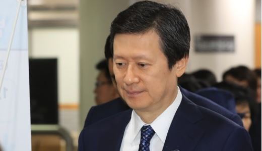 Shin Dong-joo, the elder son of Lotte Group founder Shin Kyuk-ho, arrives at the Seoul Central District Court in the capital on June 7, 2017, to stand trial over corporate crime allegations. (Yonhap)