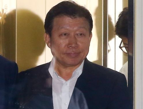Ko Jae-ho, former CEO of Daewoo Shipbuilding & Marine Engineering Co., leaves the courthouse to be transferred to a detention center after a court issued an arrest warrant on him for accounting fraud charges on July 9, 2016. (Yonhap)