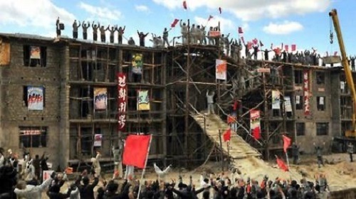 This photo from North Korean daily Rodong Sinmun on Oct. 14, 2016, shows residents of North Hamkyong Province celebrating the completed construction of new housing in flood-hit neighborhoods. (For Use Only in the Republic of Korea. No Redistribution) (Yonhap)