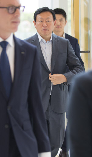 신동빈 롯데그룹 회장이 18일 오후 서울 송파구 잠실 롯데월드타워에서 열린 상반기 그룹사장단 회의에 참석하고 있다. [사진제공=연합뉴스]