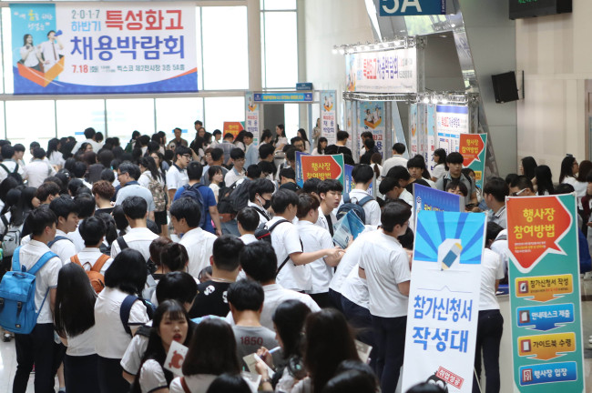 SEARCHING FOR JOBS – Prospective graduates of Korea’s vocational high schools line up at a career fair that saw the participation of more than 80 regional companies and was organized by Busan City. As part of the program, the participating firms are slated to hire around 2,000 graduates of the specialized high schools designed to provide students with vocational training to immediately join the workforce. (Yonhap)