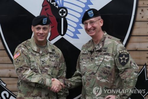 Maj. Gen. D. Scott McKean (L), the new commanding general of the US Forces Korea's 2nd Infantry Division, shakes hands with his predecessor Maj. Gen. Theodore D. Martin in a change of command ceremony held at Camp Casey in Dongducheon, Gyeonggi Province, on July 18, 2017. (Yonhap)