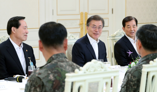 President Moon Jae-in holds a meeting with military and defense officials including Minister of National Defense Song Young-moo (left) and former Defense Minister Han Min-koo (right) on Tuesday. Yonhap