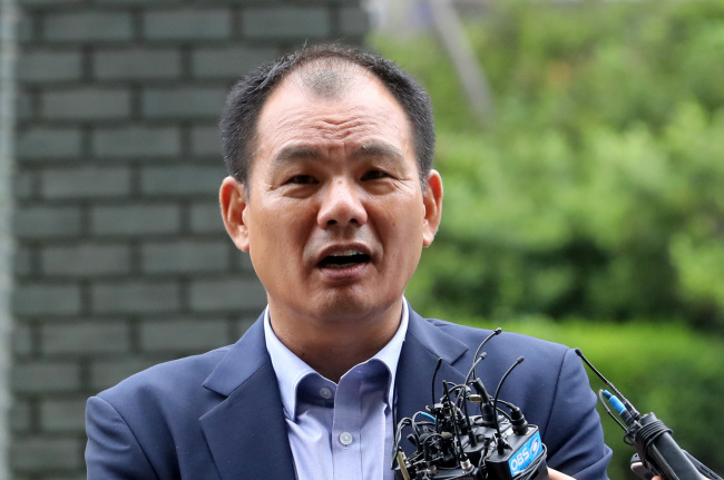 Former People's Party election campaigner Kim Seong-ho answers questions from the media on his way to be questioned by at the Seoul Southern District Prosecutors' Office on Tuesday. Yonhap