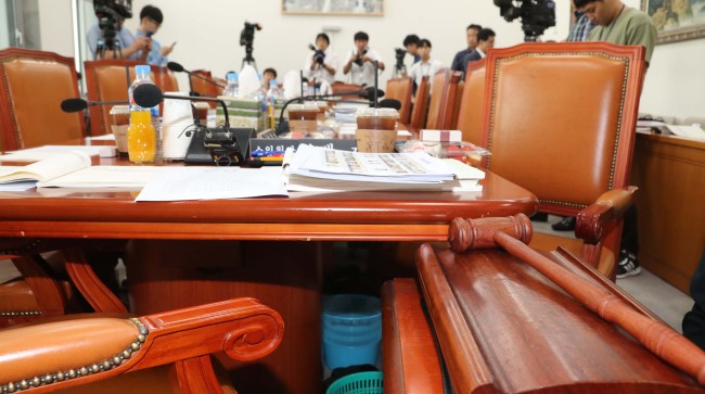 여야는 18일 오후 본회의를 열어 일자리 추경예산안과 정부조직법을 처리하기로 했으나 자유한국당과 국민의당, 바른정당 등 야3당이 정부와 여당이 내놓은 안에 반대하면서 교착상태에 빠졌다. 사진은 예결위 소위원회장[사진제공=연합뉴스]
여야는 18일 오후 본회의를 열어 일자리 추경예산안과 정부조직법을 처리하기로 했으나 자유한국당과 국민의당, 바른정당 등 야3당이 정부와 여당이 내놓은 안에 반대하면서 교착상태에 빠졌다. 사진은 예결위 소위원회장[사진제공=연합뉴스]