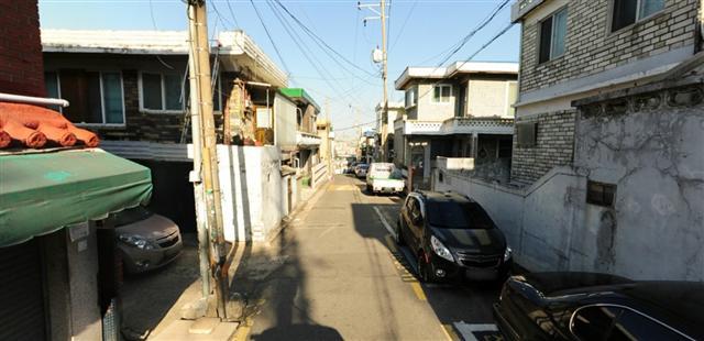 금천구 시흥동의 뉴타운이 해제된 구역에 노후화된 주거지들이 몰려 있다.