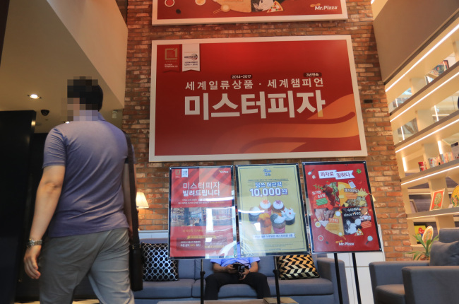 공정위발(發) ‘수술의 칼날’이 바짝 다가선 프랜차이즈업계가 당황하고 있다. 그동안 잠복해있던 갑질과 불공정관행이 노출되면서 마치 ‘공공의 적’이 된 분위기다. 프랜차이즈 업계는 이 참에 자정 노력을 다짐하고 있지만, 쉽지 않은 상태다. 사진은 서울 서초구 미스터피자 본사 모습과 서울시내 소재 한 BHC 매장모습.  [연합뉴스]