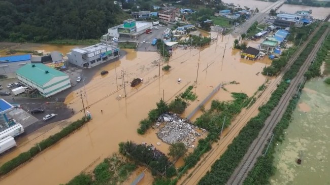 <YONHAP PHOTO-3684> 청주, 22년만의 홍수 (서울=연합뉴스) 청주에 22년 만에 최악의 폭우가 내린 16일 흥덕구 강내면과 미호천 일대가 물에 잠겨 있다. 2017.7.16 [연합뉴스TV제공] photo@yna.co.kr/2017-07-16 18:15:40/ <저작권자 ⓒ 1980-2017 ㈜연합뉴스. 무단 전재 재배포 금지.>
<YONHAP PHOTO-3684> 청주, 22년만의 홍수 (서울=연합뉴스) 청주에 22년 만에 최악의 폭우가 내린 16일 흥덕구 강내면과 미호천 일대가 물에 잠겨 있다. 2017.7.16 [연합뉴스TV제공] photo@yna.co.kr/2017-07-16 18:15:40/ <저작권자 ⓒ 1980-2017 ㈜연합뉴스. 무단 전재 재배포 금지.>