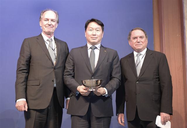 최태원 SK 회장(가운데)이 지난 18일 서울 소공동  롯데호텔에서 열린 코리아소사이어티 60주년 기념 행사에서 ‘밴플리트 상’을 수상한뒤 토마스 허버드 코리아소사이어티 이사장(오른쪽)과 토마스 번 코리아소사이어티 회장과 함께 포즈를 취하고 있다.