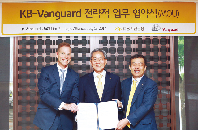 (왼쪽부터) 데이비드 쳐막(David Cermak) 뱅가드 아시아헤드, 윤종규 KB금융지주 회장, 조재민 KB자산운용 대표이사  [사진제공=KB자산운용]