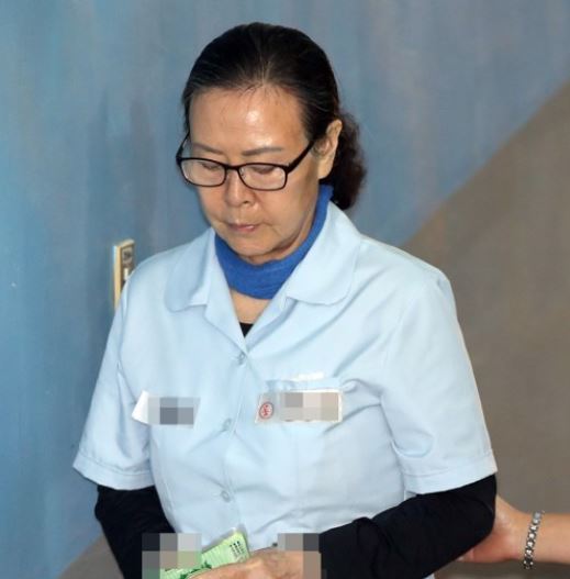 Shin Young-ja, the head of the Lotte Foundation who's been charged with embezzlement and breach of trust, enters the courthouse for an appeals trial in Seoul on July 19, 2017. (Yonhap)