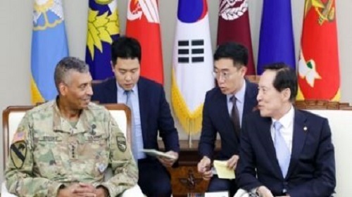 South Korean Defense Minister Song Young-moo meets with Gen. Vincent K. Brooks, commander of the U.S. Forces Korea, in Seoul on July 19, 2017, in this photo provide by Song's ministry. (Yonhap)