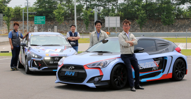 Im Se-bin (right), director of the High Performance Vehicle Development Group at Hyundai Motor, poses with fellow researchers working on Hyundai’s N project to develop high performance cars. (Hyundai Motor Group)