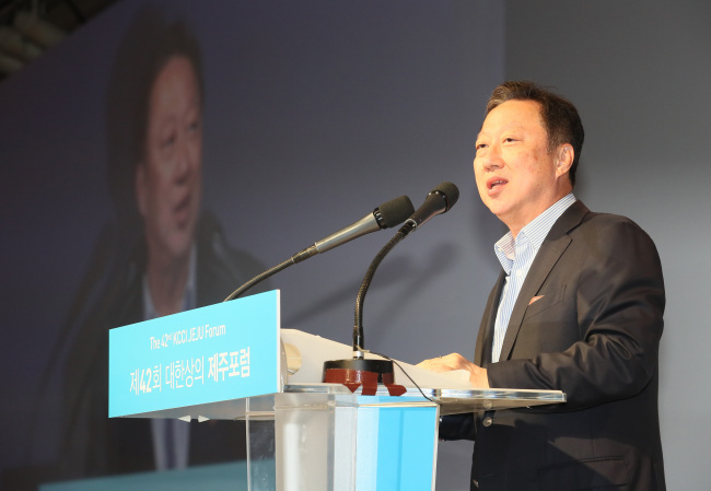 KCCI Chairman Park Yong-maan speaks at an opening ceremony of the 42nd KCCI Jeju Forum on Wednesday. (Yonhap)