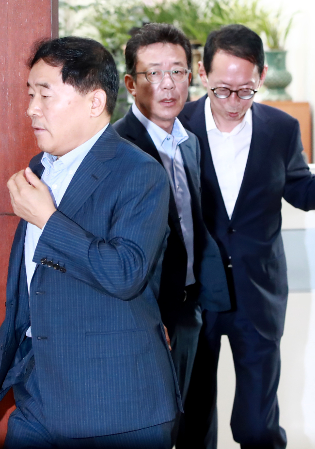 국회 예산결산특별위원회 야3당 간사들이 19일 오전 국회에서 열린 여야 예결위 간사 회동을 마친 뒤 예결위원장실을 나서고 있다. 왼쪽부터 국민의당 황주홍, 바른정당 홍철호, 자유한국당 김도읍 의원. [사진제공=연합뉴스]
국회 예산결산특별위원회 야3당 간사들이 19일 오전 국회에서 열린 여야 예결위 간사 회동을 마친 뒤 예결위원장실을 나서고 있다. 왼쪽부터 국민의당 황주홍, 바른정당 홍철호, 자유한국당 김도읍 의원. [사진제공=연합뉴스]