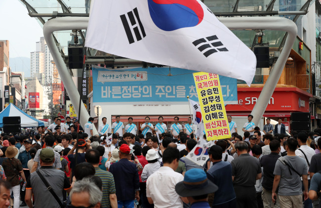 바른정당 이혜훈 대표와 당직자 등이 19일 오후 대구 동성로에서 바른정당 주인찾기 1박 2일 프로그램을 진행하고 있다. 이날 행사장에서 태극기를 든 일부 보수 단체는 바른정당을 비난했다.[사진제공=연합뉴스]
바른정당 이혜훈 대표와 당직자 등이 19일 오후 대구 동성로에서 바른정당 주인찾기 1박 2일 프로그램을 진행하고 있다. 이날 행사장에서 태극기를 든 일부 보수 단체는 바른정당을 비난했다.[사진제공=연합뉴스]