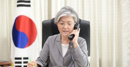This file photo, provided by the Ministry of Foreign Affairs on June 21, 2017, shows South Korea's Foreign Minister Kang Kyung-wha talking with her Japanese counterpart Fumio Kishida over the phone. (Yonhap)
