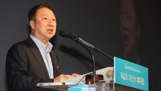 Park Yong-man, chief of the Korea Chamber of Commerce and Industry, speaks during an opening ceremony for its annual forum held on the country's resort island of Jeju on July 19, 2017. (Yonhap)