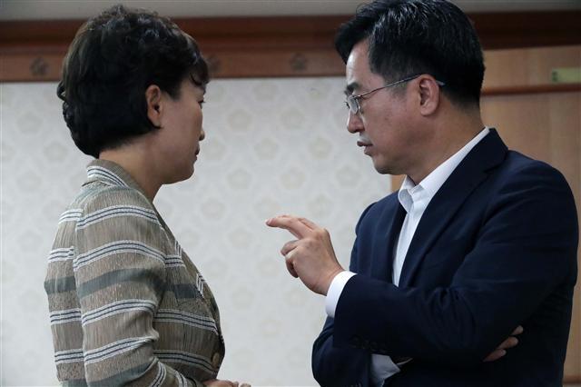 <YONHAP PHOTO-1150> 가까이서 대화하는 김동연 부총리와 김현미 장관 (서울=연합뉴스) 김승두 기자 = 김동연 경제부총리가 20일 서울 세종로 정부서울청사에서 열린 국정현안점검조정회의에 앞서 김현미 국토교통부 장관과 가까이서 대화하고 있다. 2017.7.20 kimsdoo@yna.co.kr/2017-07-20 08:57:42/ <저작권자 ⓒ 1980-2017 ㈜연합뉴스. 무단 전재 재배포 금지.>