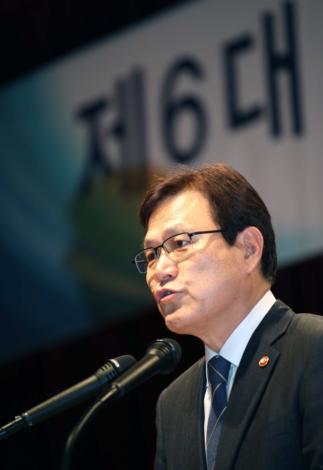 <YONHAP PHOTO-3160> 취임사하는 최종구 금융위원장 (서울=연합뉴스) 김승두 기자 = 최종구 신임 금융위원장이 19일 오후 서울 세종로 정부서울청사에서 열린 취임식에서 취임 연설을 하고 있다. 2017.7.19 kimsdoo@yna.co.kr/2017-07-19 17:09:51/ <저작권자 ⓒ 1980-2017 ㈜연합뉴스. 무단 전재 재배포 금지.>
<YONHAP PHOTO-3160> 취임사하는 최종구 금융위원장 (서울=연합뉴스) 김승두 기자 = 최종구 신임 금융위원장이 19일 오후 서울 세종로 정부서울청사에서 열린 취임식에서 취임 연설을 하고 있다. 2017.7.19 kimsdoo@yna.co.kr/2017-07-19 17:09:51/ <저작권자 ⓒ 1980-2017 ㈜연합뉴스. 무단 전재 재배포 금지.>