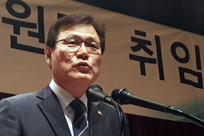 <YONHAP PHOTO-3048> 취임사하는 최종구 금융위원장 (서울=연합뉴스) 김승두 기자 = 최종구 신임 금융위원장이 19일 오후 정부서울청사에서 열린 취임식에서 취임사를 하고 있다. 2017.7.19 kimsdoo@yna.co.kr/2017-07-19 16:42:20/ <저작권자 ⓒ 1980-2017 ㈜연합뉴스. 무단 전재 재배포 금지.>
<YONHAP PHOTO-3048> 취임사하는 최종구 금융위원장 (서울=연합뉴스) 김승두 기자 = 최종구 신임 금융위원장이 19일 오후 정부서울청사에서 열린 취임식에서 취임사를 하고 있다. 2017.7.19 kimsdoo@yna.co.kr/2017-07-19 16:42:20/ <저작권자 ⓒ 1980-2017 ㈜연합뉴스. 무단 전재 재배포 금지.>
