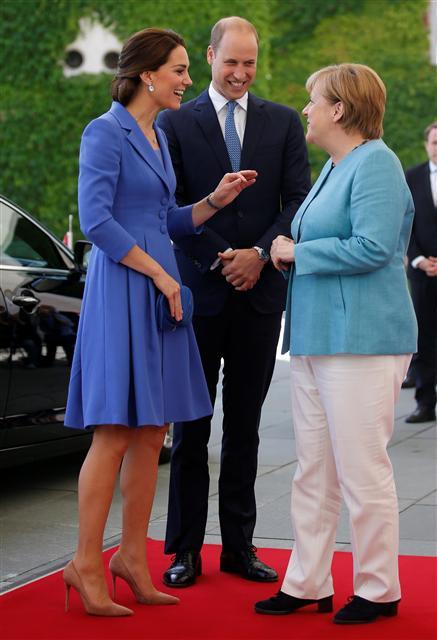 <YONHAP PHOTO-4408> German Chancellor Angela Merkel receives Prince William, the Duke of Cambridge and his wife Catherine, The Duchess of Cambridge, at the Chancellery in Berlin, Germany July 19, 2017. REUTERS/Axel Schmidt/2017-07-19 20:37:13/ <저작권자 ⓒ 1980-2017 ㈜연합뉴스. 무단 전재 재배포 금지.>