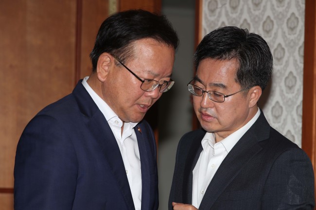 <YONHAP PHOTO-1153> 가까이서 대화하는 김동연 부총리와 김부겸 장관 (서울=연합뉴스) 김승두 기자 = 김동연 경제부총리(오른쪽)가 20일 서울 세종로 정부서울청사에서 열린 국정현안점검조정회의에 앞서 김부겸 행정자치부 장관과 가까이서 대화하고 있다. 2017.7.20 kimsdoo@yna.co.kr/2017-07-20 08:58:48/ <저작권자 ⓒ 1980-2017 ㈜연합뉴스. 무단 전재 재배포 금지.>
<YONHAP PHOTO-1153> 가까이서 대화하는 김동연 부총리와 김부겸 장관 (서울=연합뉴스) 김승두 기자 = 김동연 경제부총리(오른쪽)가 20일 서울 세종로 정부서울청사에서 열린 국정현안점검조정회의에 앞서 김부겸 행정자치부 장관과 가까이서 대화하고 있다. 2017.7.20 kimsdoo@yna.co.kr/2017-07-20 08:58:48/ <저작권자 ⓒ 1980-2017 ㈜연합뉴스. 무단 전재 재배포 금지.>