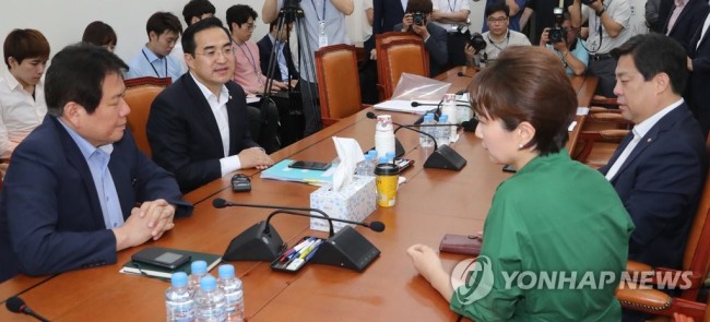 바른정당 정양석(왼쪽부터)·더불어민주당 박홍근·국민의당 이언주· 자유한국당 김선동 등 교섭단체 여야 4당 원내수석부대표가 20일 오전 국회 운영위 소회의실에서 일자리 추경안과 정부조직법 처리를 위해 만나 대화를 나누고 있다. (사진=연합뉴스)