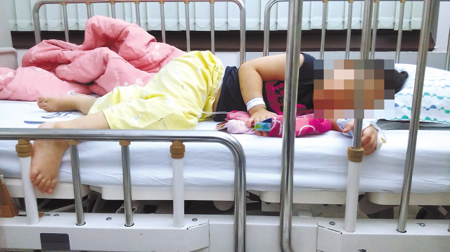 작년 9월 용혈성요독증후군(HUS) 진단을 받은 A양이 병실에 누워 있는 모습.
[피해자 측 법률대리인 황다연 변호사 제공]