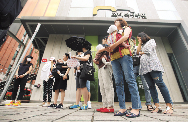 모네여성병원결핵피해자모임 회원들이 지난 11일 서울 노원구 모네여성병원 앞에서 보건당국의 대책마련과 병원 측의 진정성 있는 대화 등을 촉구하고 있다.  [연합뉴스]