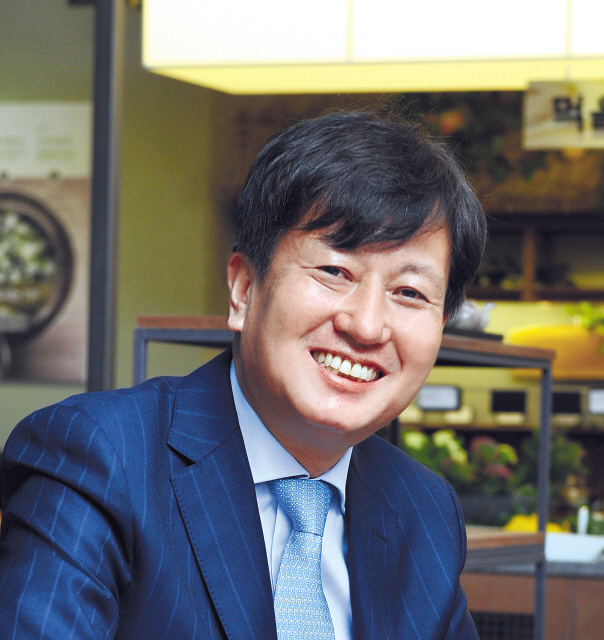 국내 최초 프리미엄 한식뷔페를 창안한 풀잎채 정인기(56) 대표. 한식 DNA를 놓치지 않고 전세계로 나아가겠다는 것이 그의 꿈이다.