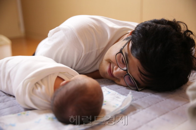 아빠가 아이를 돌보고 있는 모습 [사진=헤럴드경제DB]