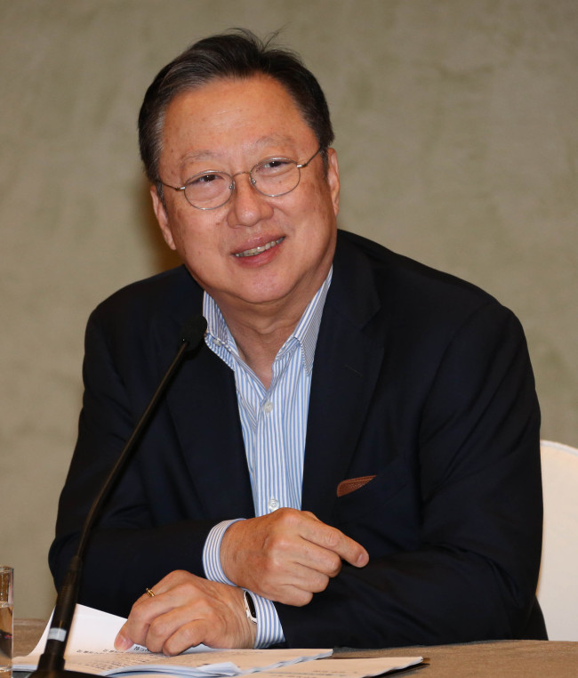 KCCI Chairman Park Yong-maan speaks at a press conference held at the organization‘s annual forum in Jeju on Wednesday afternoon. (KCCI)