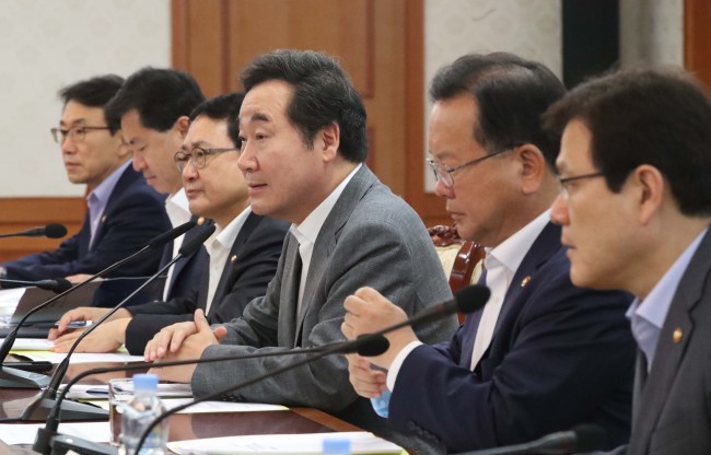 Prime Minister Lee Nak-yon (third from right) presides over a Cabinet meeting on Thursday in Seoul. (Yonhap)