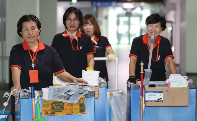 Non-regular workers pose at the Agriculture Ministry building within the Sejong government complex on Thursday. (Yonhap)