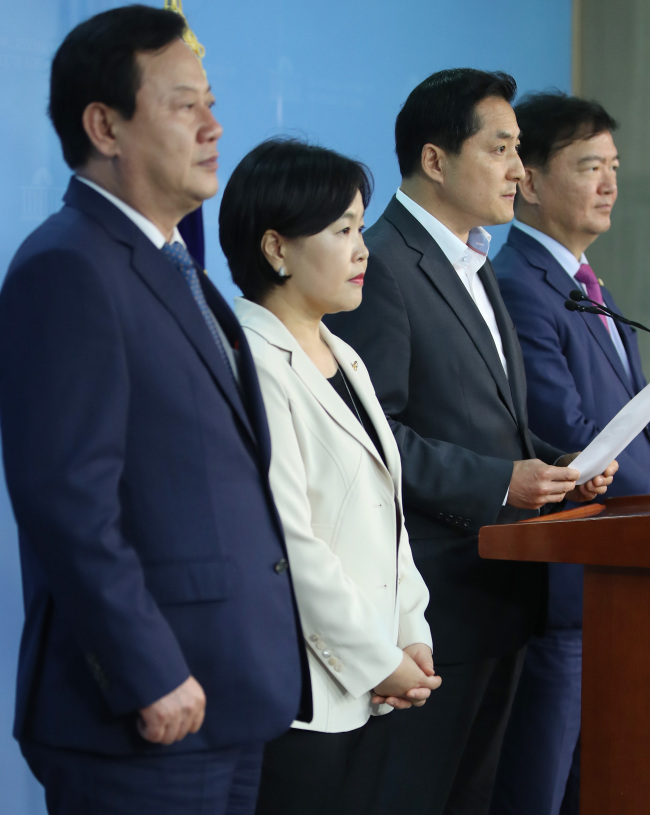 지난 17일 오후 국회 정론관에서 자유한국당 미래창조과학방송통신위원들이 이효성 방송통신위원장 후보자에 관해 병역특혜 등의 의혹을 제기하고 있다. 왼쪽부터 이은권·송희경·박대출·민경욱 의원. 이 후보자에 대한 인사청문회는 지난 19일 오전 10시에 열렸다.[사진제공=연합뉴스]
지난 17일 오후 국회 정론관에서 자유한국당 미래창조과학방송통신위원들이 이효성 방송통신위원장 후보자에 관해 병역특혜 등의 의혹을 제기하고 있다. 왼쪽부터 이은권·송희경·박대출·민경욱 의원. 이 후보자에 대한 인사청문회는 지난 19일 오전 10시에 열렸다.[사진제공=연합뉴스]