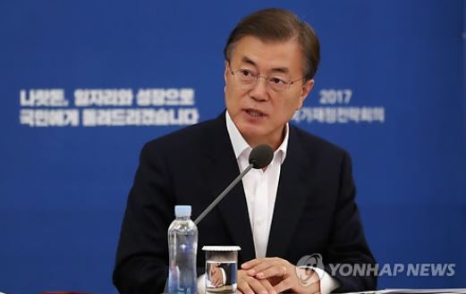 President Moon Jae-in speaks during a meeting on national financial strategy at the presidential office Cheong Wa Dae in Seoul on July 20, 2017. (Yonhap)
