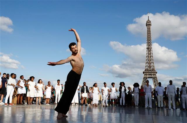 <YONHAP PHOTO-1238> Syrian choreographer Ahmad Joudeh performs on the Human Rights Square in Trocadero, near the Eiffel Tower, in Paris, on July 20, 2017. / AFP PHOTO / FRANCOIS GUILLOT/2017-07-21 04:47:37/ <저작권자 ⓒ 1980-2017 ㈜연합뉴스. 무단 전재 재배포 금지.>
