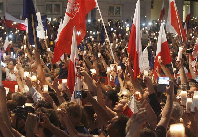 <YONHAP PHOTO-1608> Opposition supporters protest in front of the presidential palace, urging President Andrzej Duda to reject a bill voted by lawmakers on court control, in Warsaw, Poland, Thursday, July 20, 2017. The bill on the Supreme Court has drawn condemnation from the European Union and has led to street protests in Warsaw, Thursday.(AP Photo/Czarek Sokolowski)/2017-07-21 05:44:14/ <저작권자 ⓒ 1980-2017 ㈜연합뉴스. 무단 전재 재배포 금지.>
