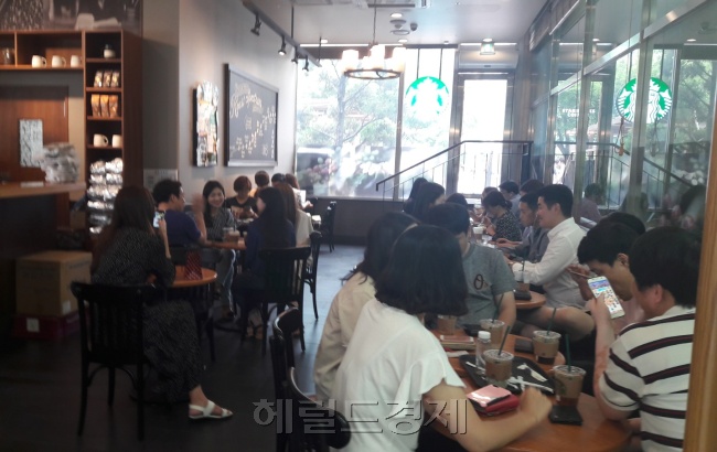 연일 계속 되는 무더위에 점심시간 바깥 식당보다 구내식당을 찾거나 카페에서 샌드위치 등으로 가볍게 한끼를 해결하는 직장인들이 늘었다. 지난 20일 점심시간 직장인들로 붐비는 서울 서대문구의 한 카페.  원호연 기자/why37@heraldcorp.com