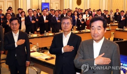President Moon Jae-in (second from R) and Prime Minister Lee Nak-yon (R) place their hands over their hearts during a national ceremony held before the start of a two-day meeting over how to finance the new administration's 100 policy tasks at the presidential office, Cheong Wa Dae, on July 20, 2017. (Yonhap)