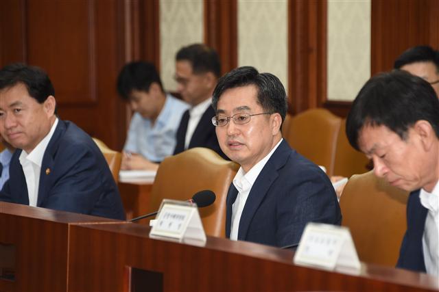 증세 여부 등 주요 경제정책 현안을 여당인 더불어민주당과 청와대가 주도하면서 김동연 부총리 겸 기획재정부 장관을 정점으로 하는 경제 컨트롤타워가 흔들리는 것 아니냐는 우려가 제기되고 있다. 사진은 20일 경제관계장관회의를 주재하는 김 부총리.  [헤럴드경제 DB]