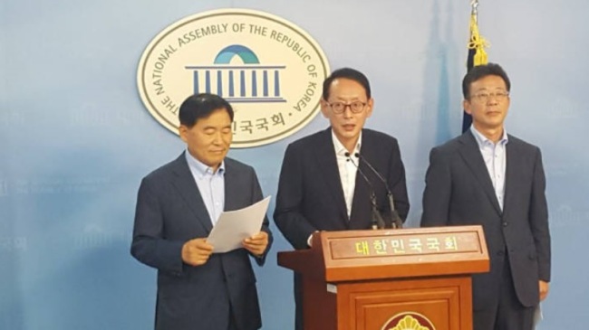 국회 예산결산특별위원회 소속 야 3당 간사가 추경안에 대한 입장을 발표하고 있다. 사진 왼쪽부터 황주홍 국민의당 의원, 김도읍 자유한국당 의원, 홍철호 바른정당 의원.
국회 예산결산특별위원회 소속 야 3당 간사가 추경안에 대한 입장을 발표하고 있다. 사진 왼쪽부터 황주홍 국민의당 의원, 김도읍 자유한국당 의원, 홍철호 바른정당 의원.
