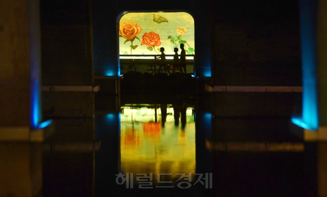 ‘더울땐 다리 밑이 시원해.’ 무더위가 기승을 부리는 20일 저녁 한 가족이 경기도 고양시 일산호수공원 호수교 아래로 산책을 하고 있다. [사진=박해묵 기자/mook@heraldcorp.com]