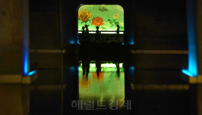 ‘더울땐 다리 밑이 시원해.’ 무더위가 기승을 부리는 20일 저녁 한 가족이 경기도 고양시 일산호수공원 호수교 아래로 산책을 하고 있다. [사진=박해묵 기자/mook@heraldcorp.com]