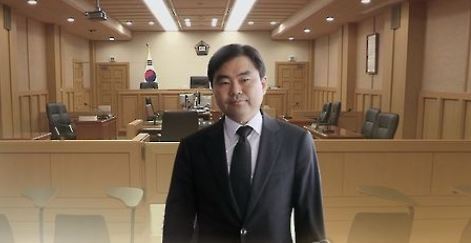This graphic shows a photo of former prosecutor Jin Kyung-joon, convicted of bribery charges on July 21, 2017, superimposed over an image of a courtroom. (Yonhap)