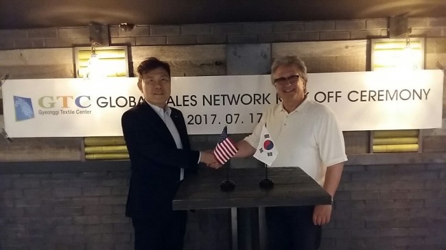 지난 17일 뉴욕 Javit Convention Center에서 열린 섬유산업 관련 세일즈 네트워크 미팅에서 (왼쪽부터)한의녕 경기경제과학원장과 세일즈 네트워크 대표자 Arthur Kats가 기념 촬영을 하고 있다. <br />　
지난 17일 뉴욕 Javit Convention Center에서 열린 섬유산업 관련 세일즈 네트워크 미팅에서 (왼쪽부터)한의녕 경기경제과학원장과 세일즈 네트워크 대표자 Arthur Kats가 기념 촬영을 하고 있다.
　